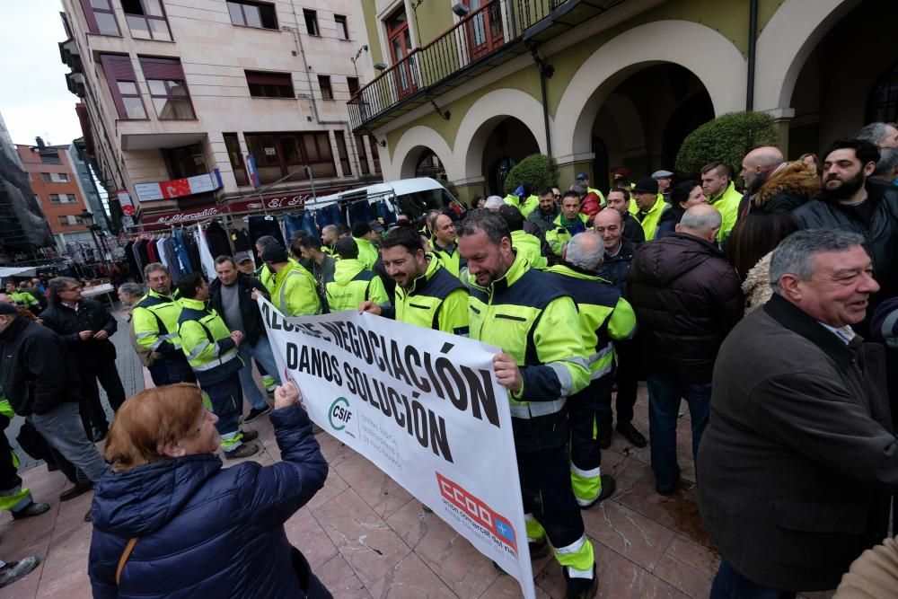 Protesta de trabajadores del Ayuntamiento de Langreo