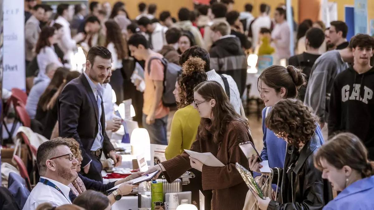 Una jornada del Job Day de la UIB, llena de estudiantes interesados en una oportunidad laboral.