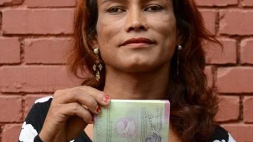 Un transexual logra el primer pasaporte para el «tercer género» en Nepal