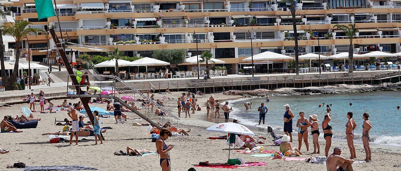 Bañistas y usuarios de la playa de ses Figueretes, en junio de este año.