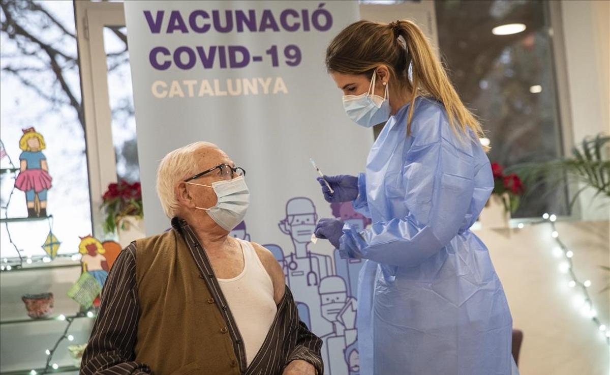 Esteve Font, de 93 anos, residente del geriátrico La Creu de Palau es la primera persona en recibir la vacuna diseñada por Pfizer y BioNtech en la provincia de Girona.