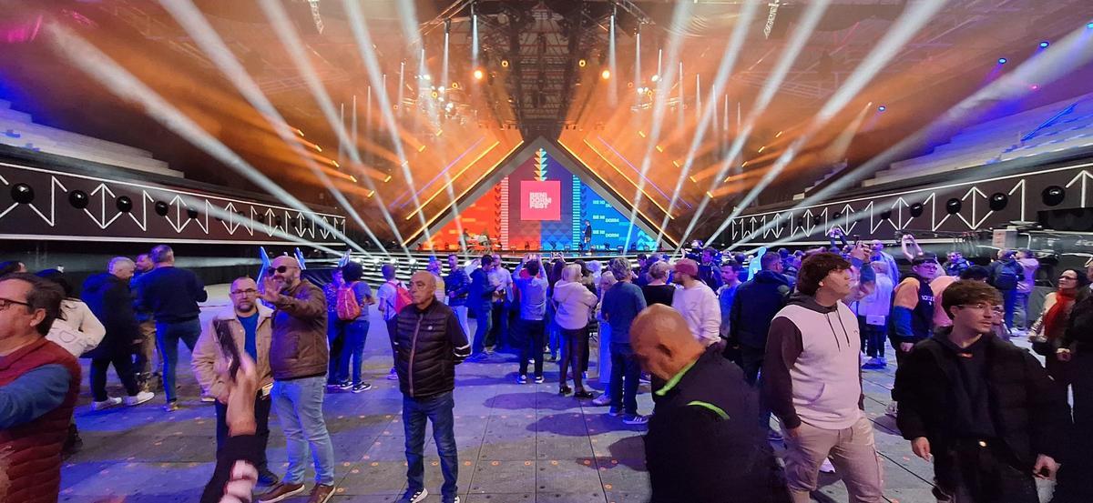 El público visita el escenario del Benidorm Fest