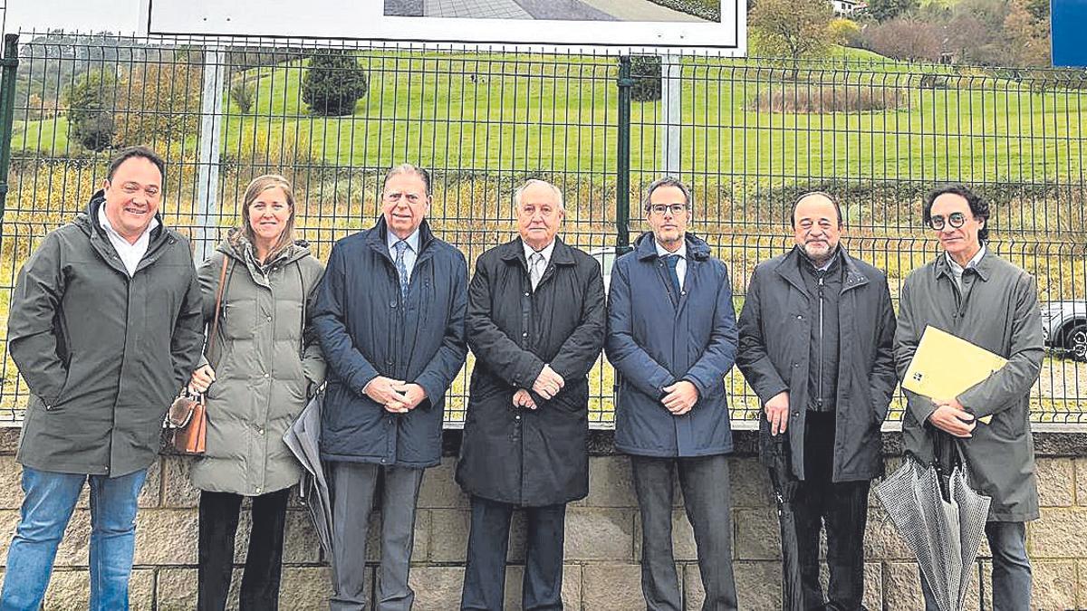 Por la izquierda, Álvaro Fernández Morán, Begoña Losada, Alfredo Canteli, José María Aguirre, Nacho Cuesta, Daniel Gijón y Bienvenido Turrado, ayer, en la parcela de la futura pista de atletismo.