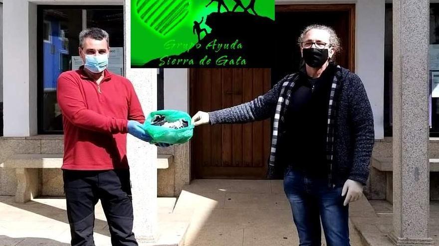 El grupo Ayuda Sierra de Gata entrega mascarillas para los niños de Cadalso