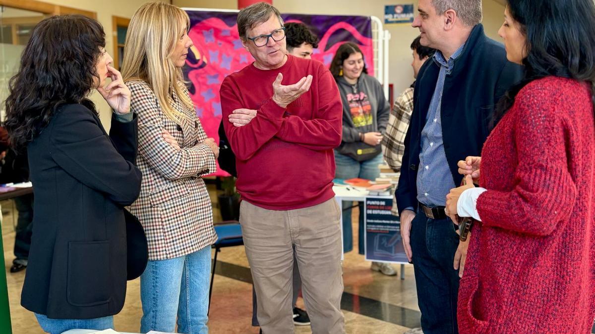 Campaña municipal del Día del Sida en institutos de Murcia.