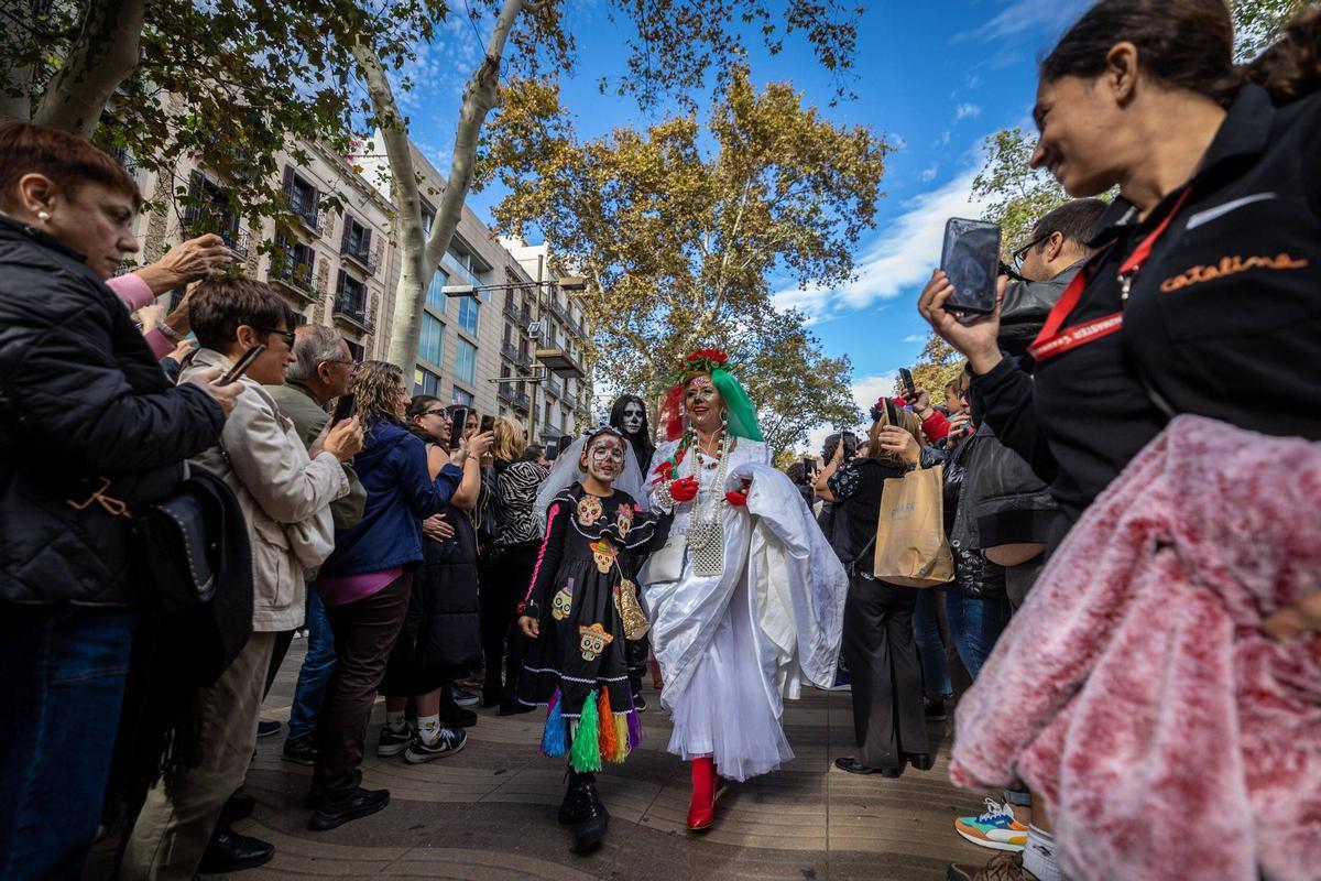 Espectacular desfile de Catrinas por La Rambla