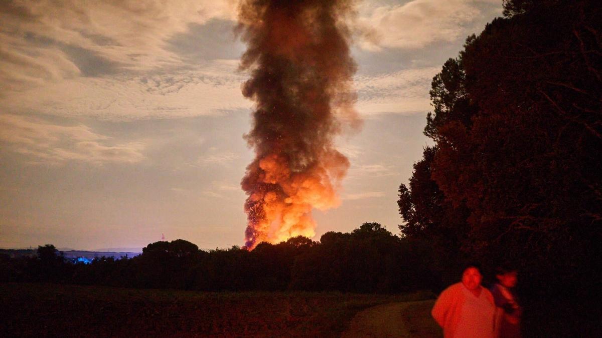 Un incendio provoca una nube tóxica y una espectacular columna de humo en Vilobí