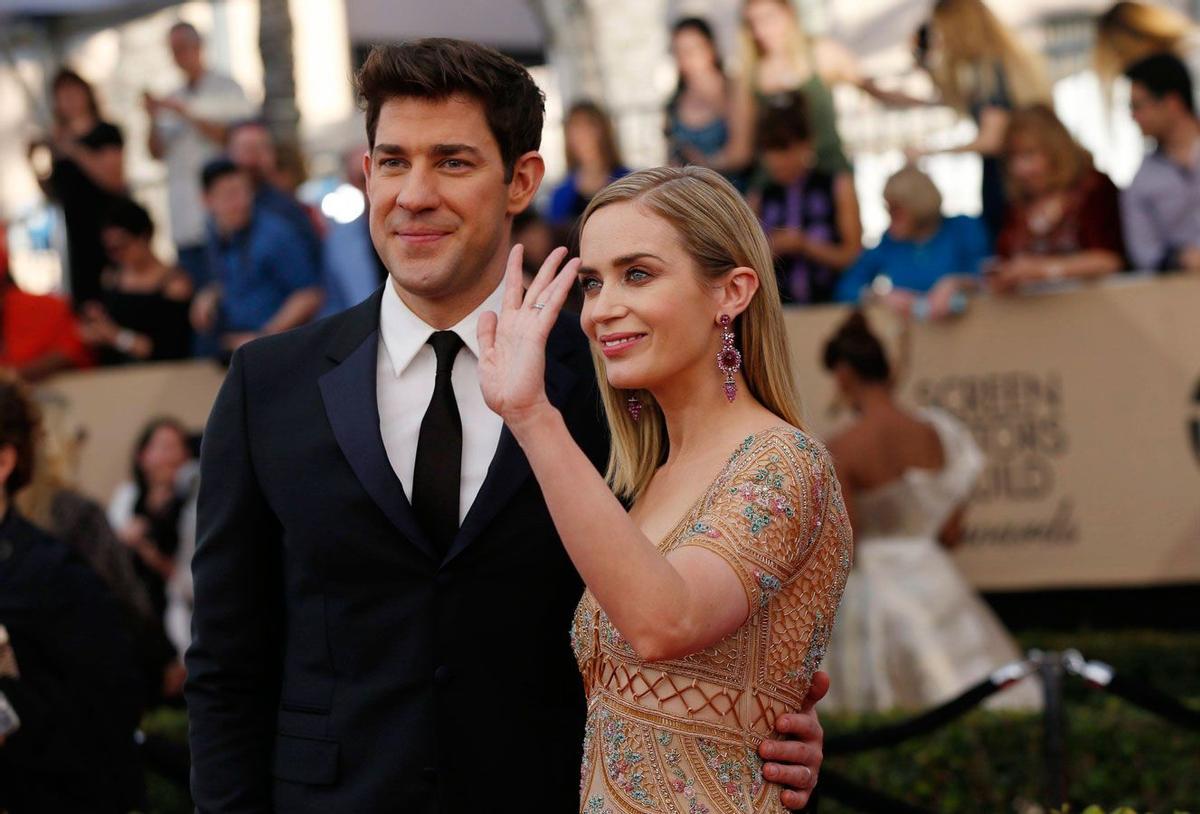 Emily Blunt en los SAG Awards 2017 junto a john Krasinki