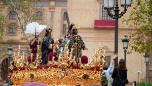 Salida del paso del Cristo de la Victoria de la hermandad de la paz, estos días en Sevilla.
