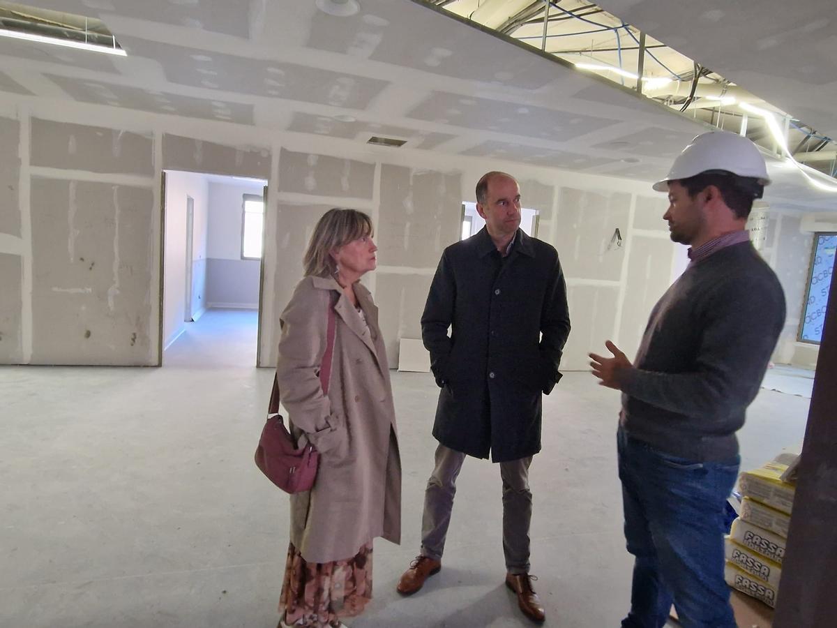 El viceconsejero de Política Sanitaria, Pablo García, y Lidia Clara Rodríguez, gerente del área VIII en la visita a las obras.