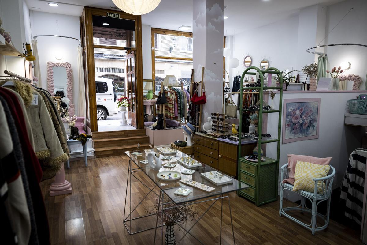 Kashmir, la tienda vintage de Zaragoza que vive por el "amor al arte" a la moda Kashmir, la tienda vintage de Zaragoza que vive por el "amor al arte" a la moda
