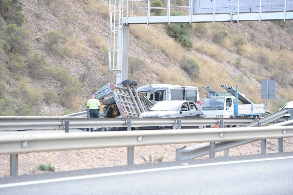 Atascos kilométricos tras el accidente de una furgoneta en la A7