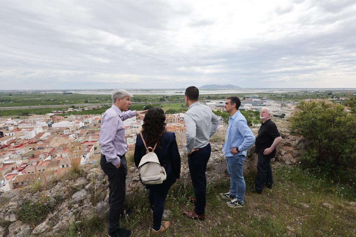 Las autoridades observan el casco urbano de Corbera desde las inmediaciones del castillo.