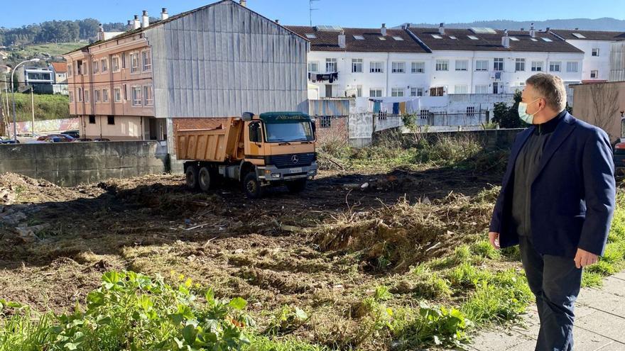 Manuel Santos, junto al solar donde se abrirá la calle.