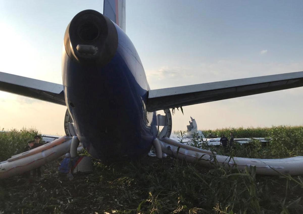 Un avió realitza un aterratge d'emergència en un camp de blat de moro prop de Moscou