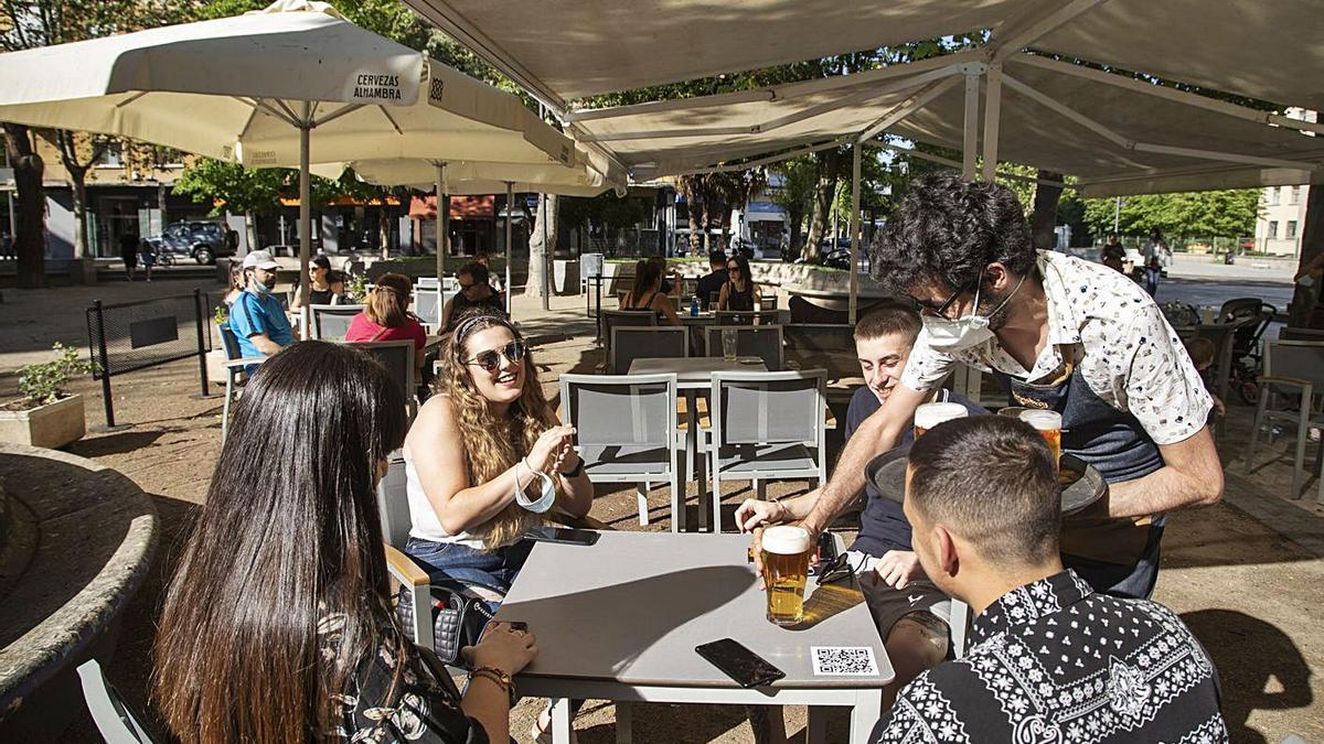 Un camarero atiende una terraza de Zamora. | Jose Luis Fernández