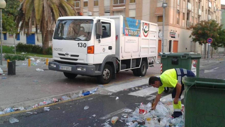 El servicio de limpieza recoge durante la Fira d&#039;Agost 300.000 kilos de residuos