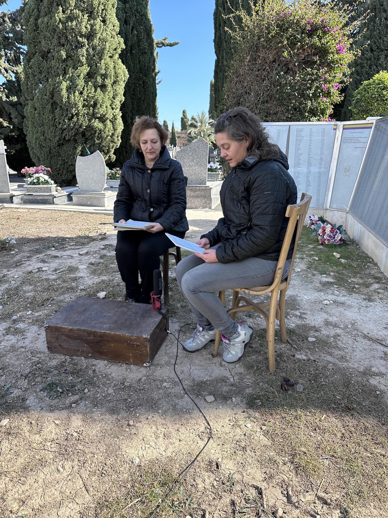 Montse Rico y Fani de Haro dedican unas palabras a su abuelo y abuela represaliados en el cementerio de Alicante.