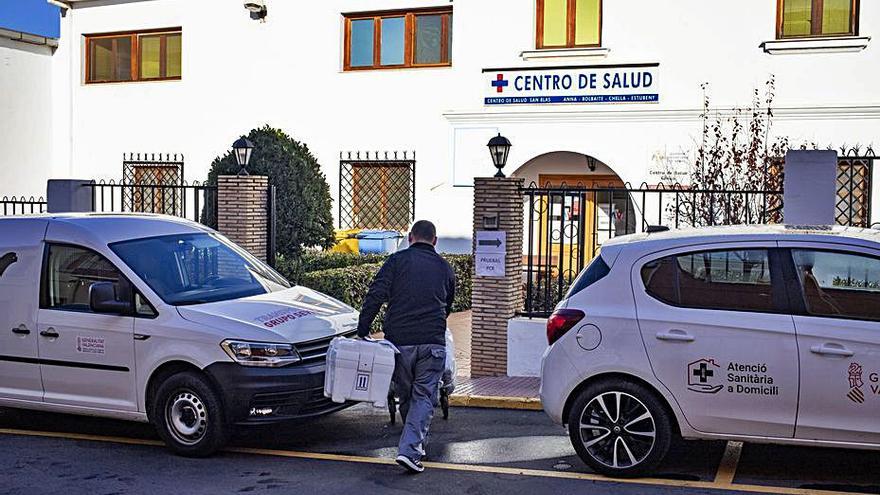 Un técnico entra al centro de salud de Chella, el martes | PERALES IBORRA