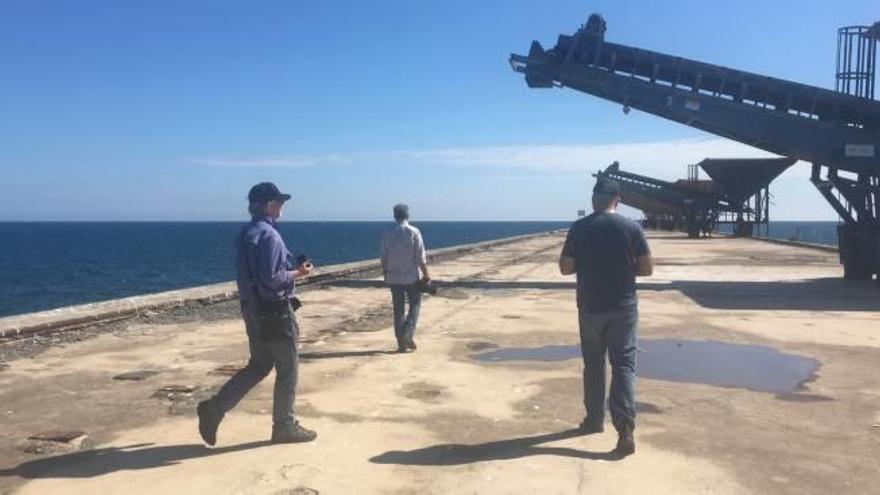 Un momento de la visita de los localizadores americanos al pantalán del Port de Sagunt.