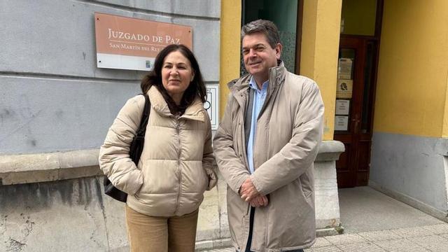 Encarnación Vicente y José Ramón Martín Ardines, ante el Juzgado de paz de San Martín, en Sotrondio.