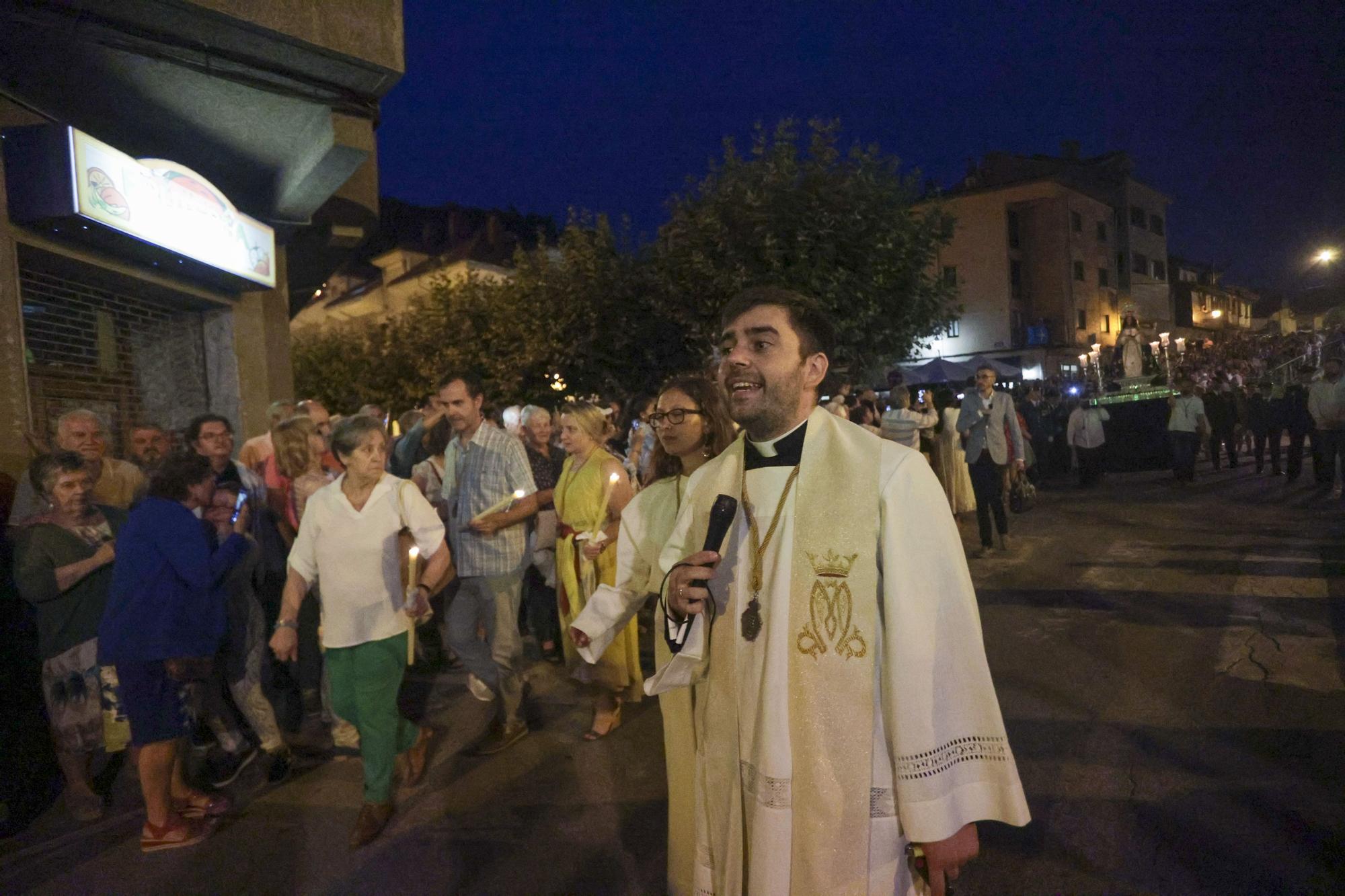 Así fue la procesión de la virgen del Otero que iluminó la noche de Pola de Laviana