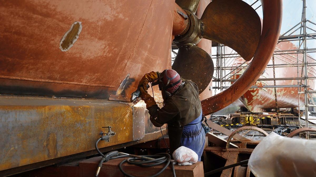 Un soldador trabaja en el astillero Nodosa, en Marín