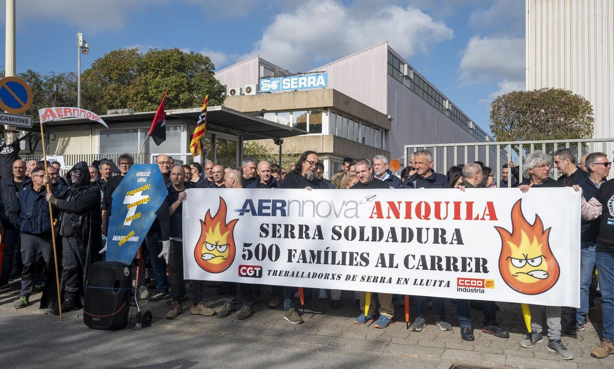 Protesta del personal de Serra Soldadura frente a las instalaciones de la empresa en la Zona Franca ante el inminente cierre.