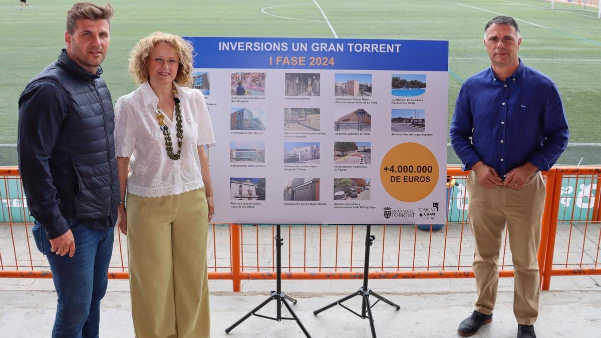 La alcaldesa de Torrent junto a los concejales de Deportes y de Urbanismo presentan el plan de inversiones en el campo de San Gregorio.
