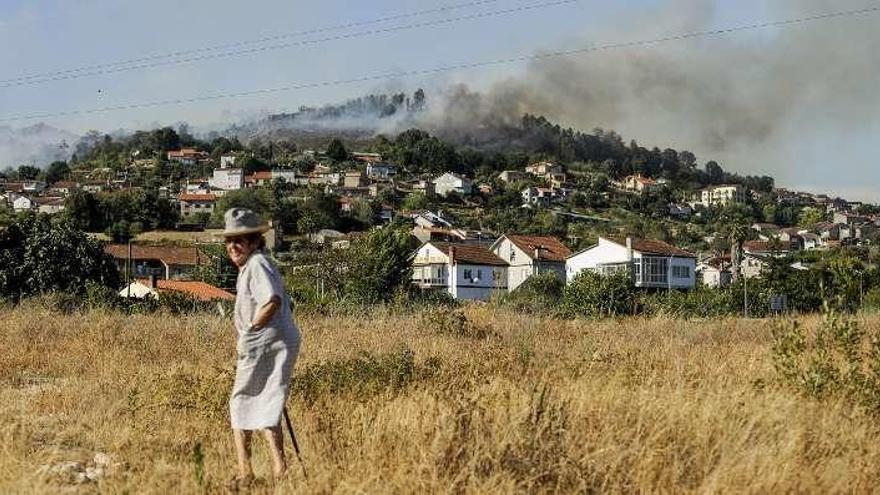 Los incendios del 29 de agosto de 2015 sitiaron Cudeiro. // Brais Lorenzo