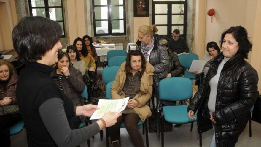 Fernández Pena entregó ayer en la Casa da Xuventude los diplomas a la mayoría de las participantes en el curso .  // Bernabé/Javier Lalín