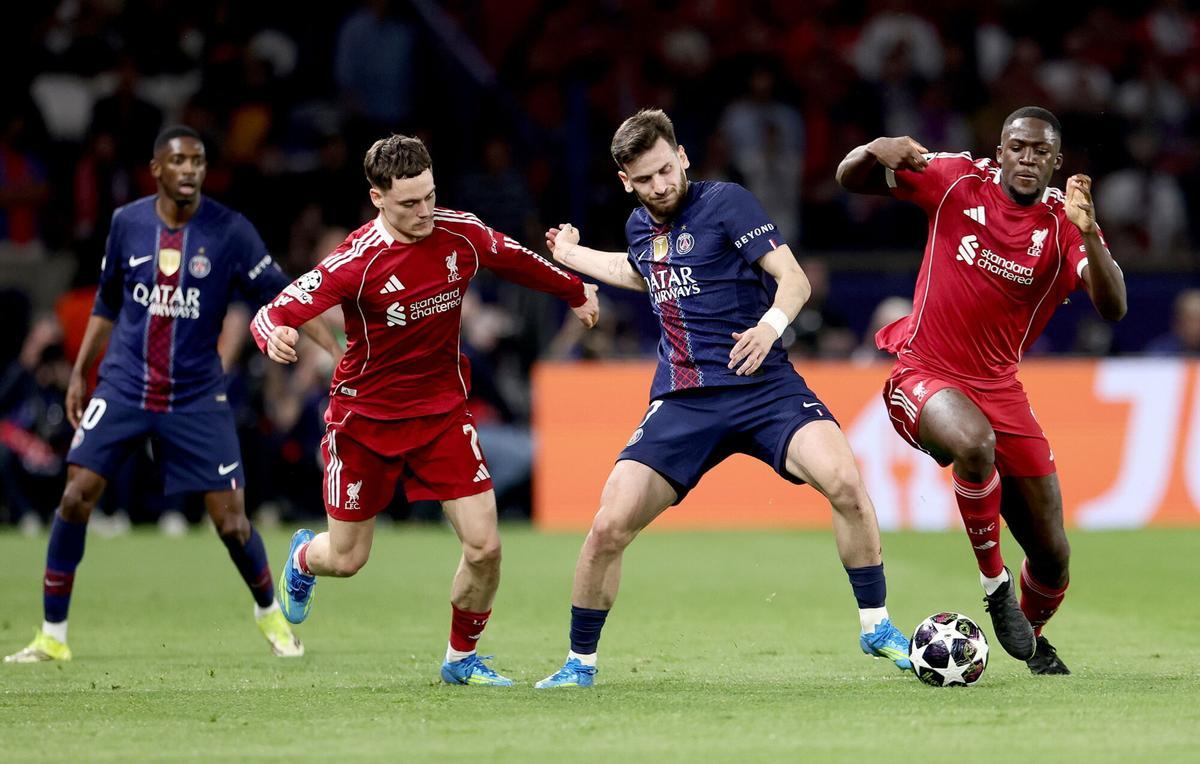 PARIS (France), 08/04/2026.- Khvicha Kvaratskhelia (2R) of PSG in action against Ibrahima Konate (R) and Florian Wirtz of Liverpool during the UEFA Champions League quarter-finals, 1st leg match between Paris Saint-Germain FC and Liverpool FC in Paris, France, 08 April 2026. (Liga de Campeones, Francia) EFE/EPA/TERESA SUAREZ