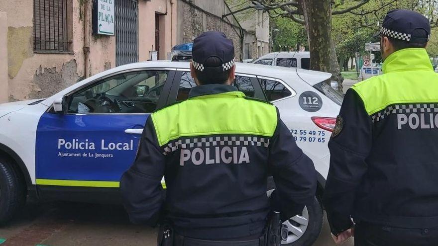 Dos policies locals de paisà confisquen heroïna i cocaïna a un home i el detenen, a la Jonquera