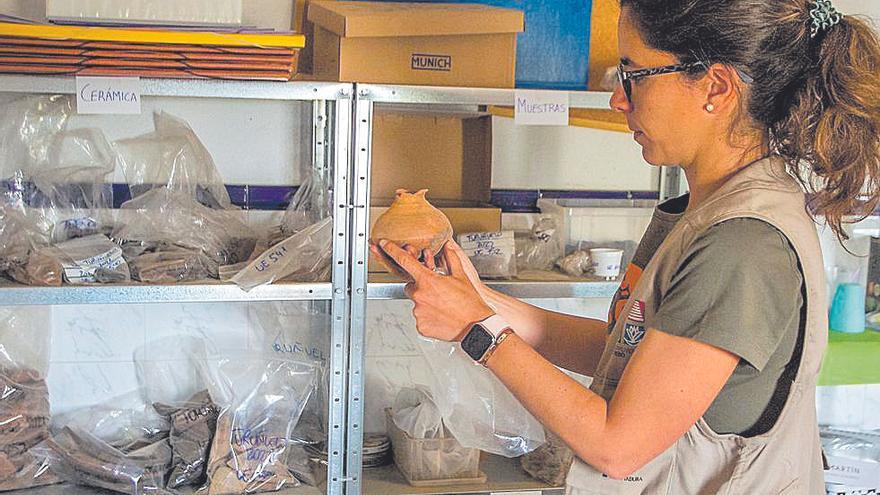 Esther Rodríguez, con una de las piezas de cerámica que han aparecido en los últimos días en el Turuñuelo.