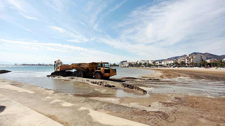 Treballs de reparació de la platja de la Punta.