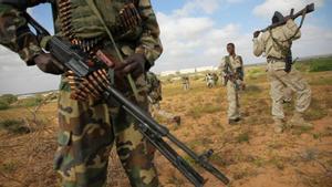 Soldados ugandeses y somalíes en un operativo contra fuerzas de Al Shabaab.