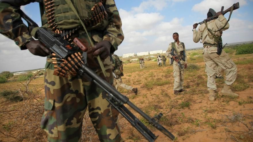 Soldados ugandeses y somalíes en un operativo contra fuerzas de Al Shabaab.