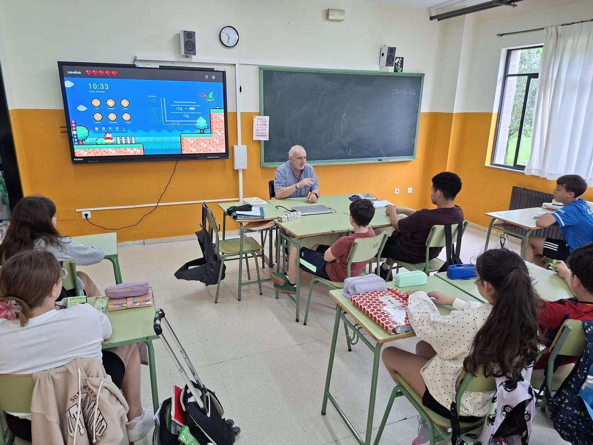 En imágenes: seis jubilados relatan sus experiencias a los alumnos del instituto Elisa y Luis Villamil, de Vegadeo En imágenes: seis jubilados relatan sus experiencias a los alumnos del instituto Elisa y Luis Villamil, de Vegadeo