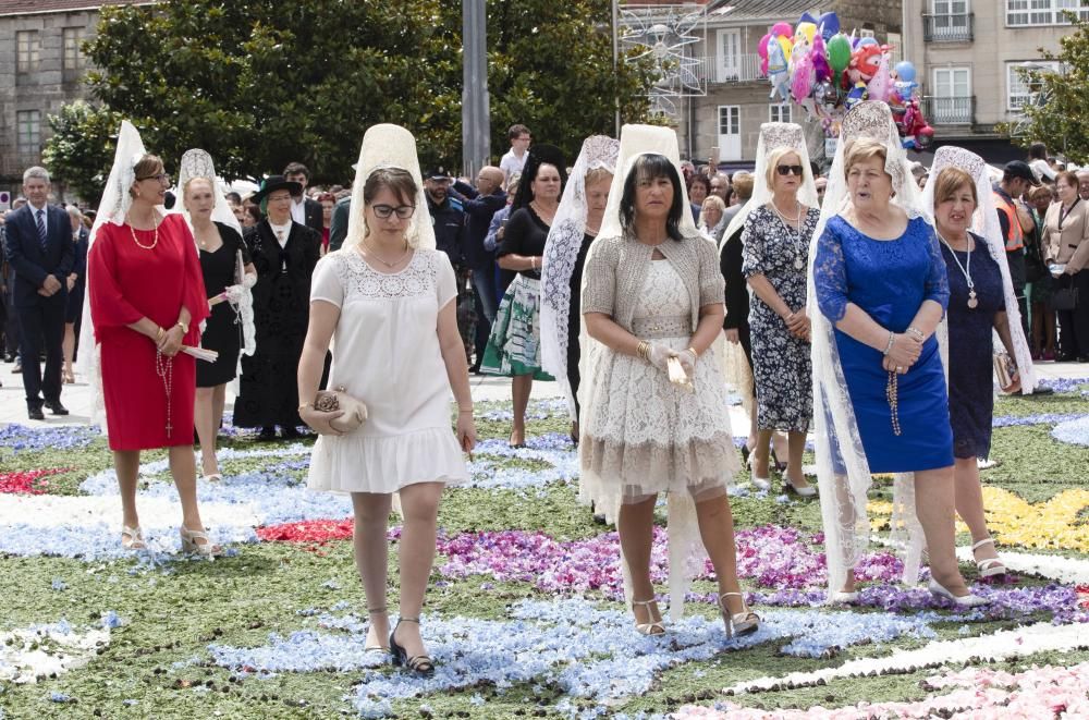 Las flores coronan el Corpus de Ponteareas.