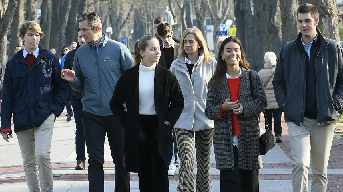 Iñaki Urdangarin, la infanta Cristina y sus cuatro hijos, en Vitoria, el día de Navidad del 2019.