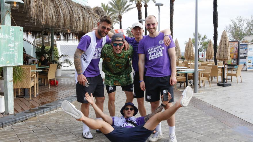 Party auf Mallorca: Diese Fußballclubs trotzen an der Playa de Palma dem Regen