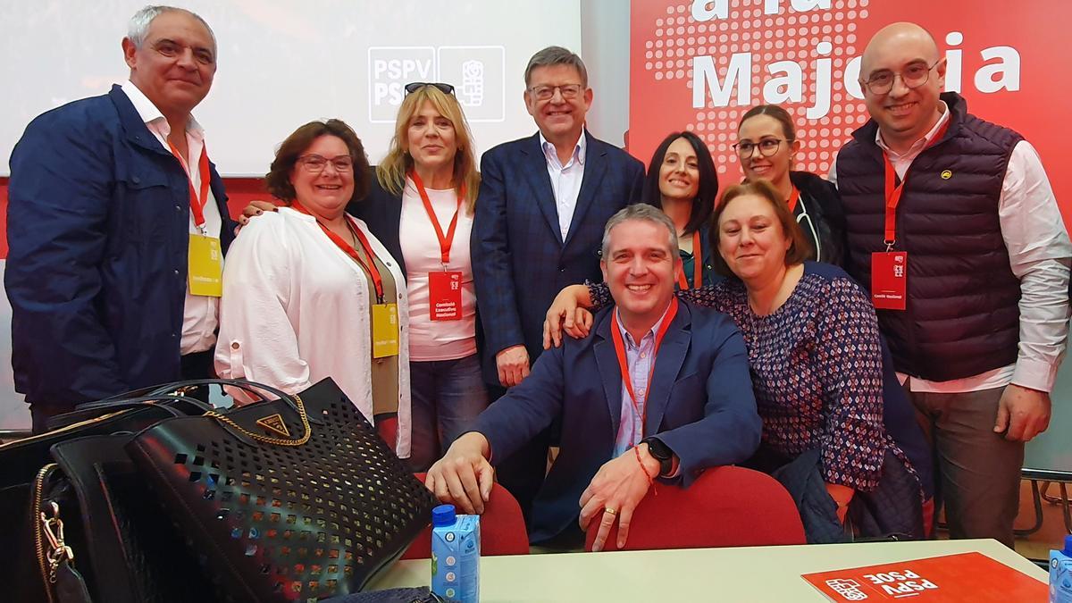 Ximo Puig, al centro, junto Rebeca Torró, Fede Vidal, Patricia Folgueras, Juanra Espí, Jeanette Segarra, Jordi Peris y otros cargos socialistas.
