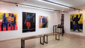 Instalación ’Police brutality’, en la galería Out Of Africa Gallery, de Sitges, que por primera vez en la Barcelona Gallery Weekend