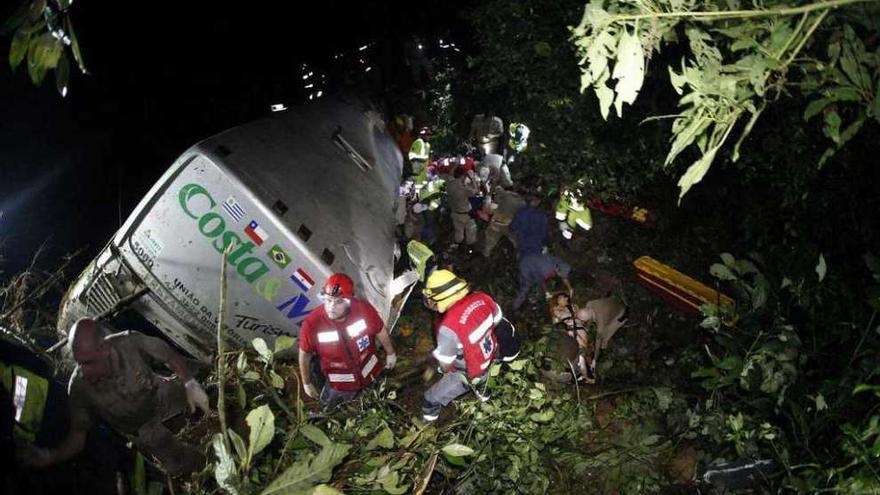 Medio centenar de muertos de una comunidad evángelica al despeñarse un autobús en Brasil