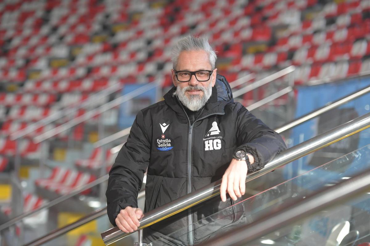 Juan Copa, en las gradas dle Palacio de los Deportes de Riazor.