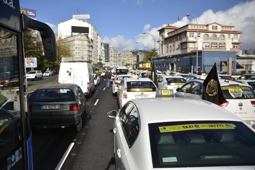 Taxistas de la ciudad marchan en caravana por A Coruña dentro de una jornada de protestas del sector del taxi contra los vehículos de transporte colectivo