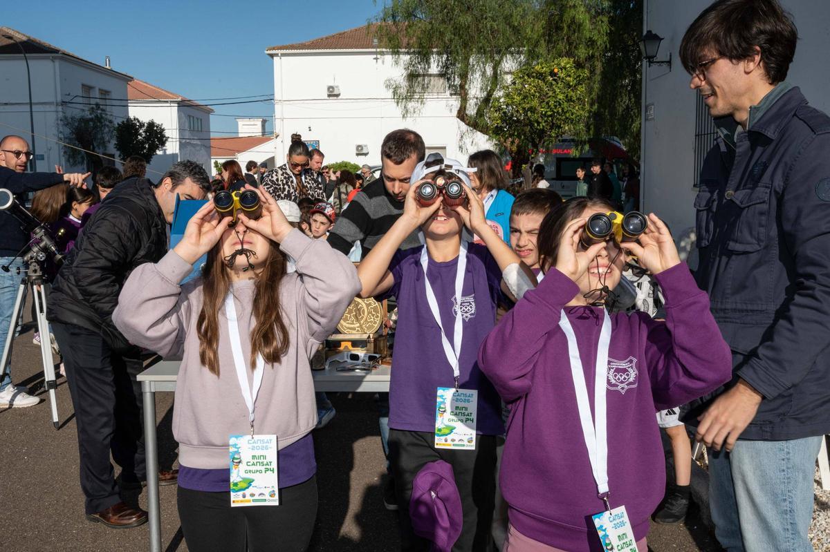 Fotogalería | 400 estudiantes lanzan dos cohetes en la base aérea de Talavera la Real