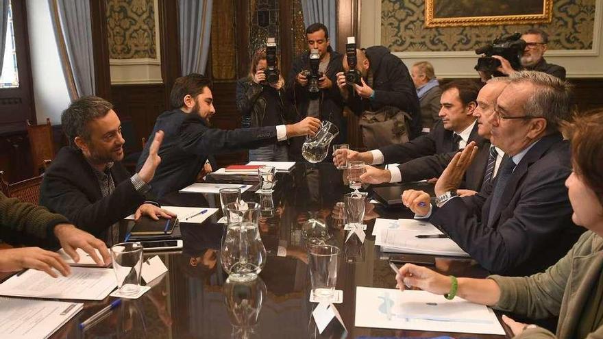 El alcalde y el presidente de Puertos del Estado gesticulan con las manos en una reunión en María Pita.