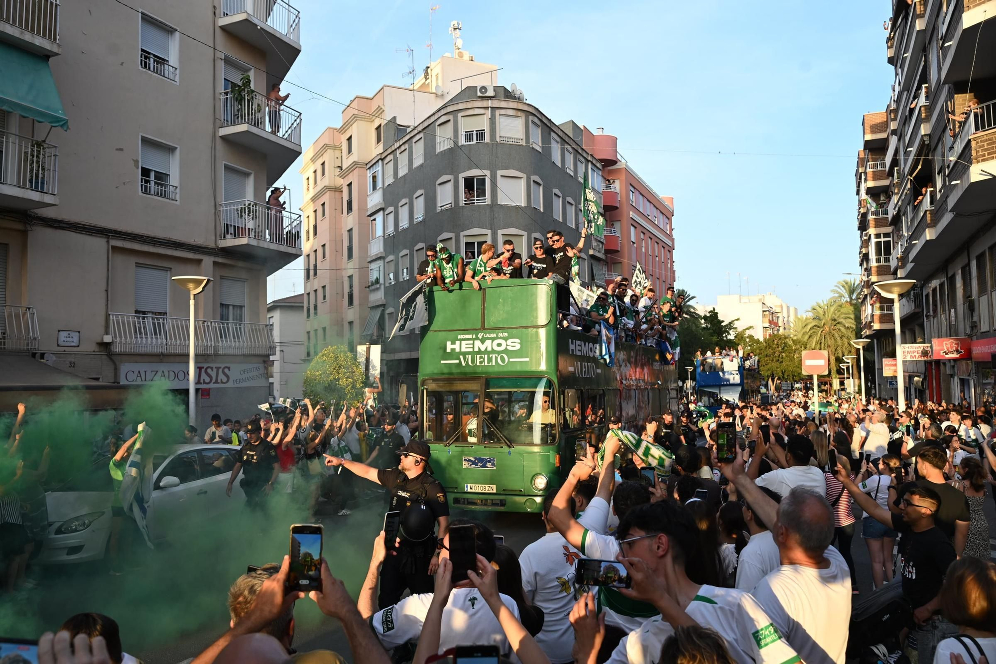 El Elche CF celebra el ascenso a Primera con una rúa en autobús hasta la Plaça de Baix