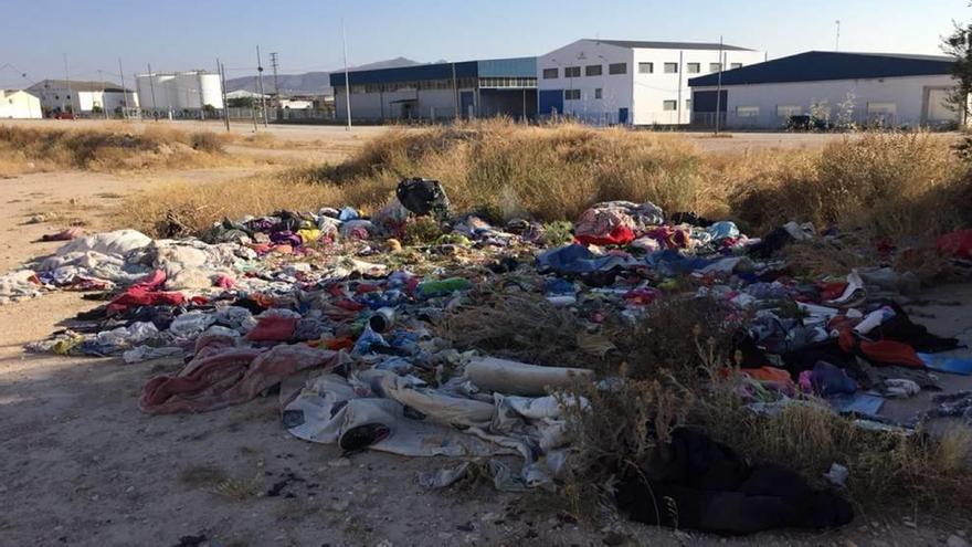 Un descampado se convierte en un vertedero de prendas de vestir